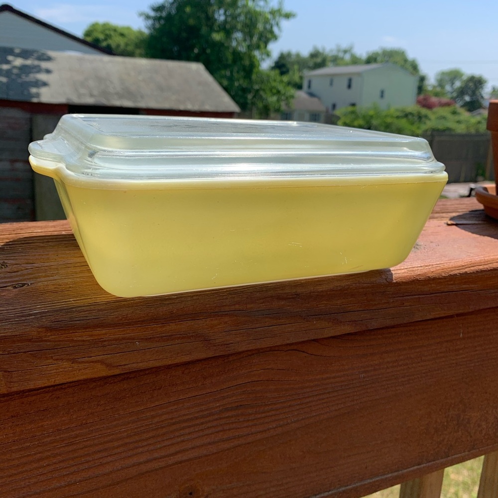 Pyrex Yellow Oven-Refrigerator Dish With Lid.